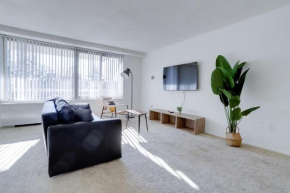 Spacious 2 Bedrooms Apt @Crystal City With Gym